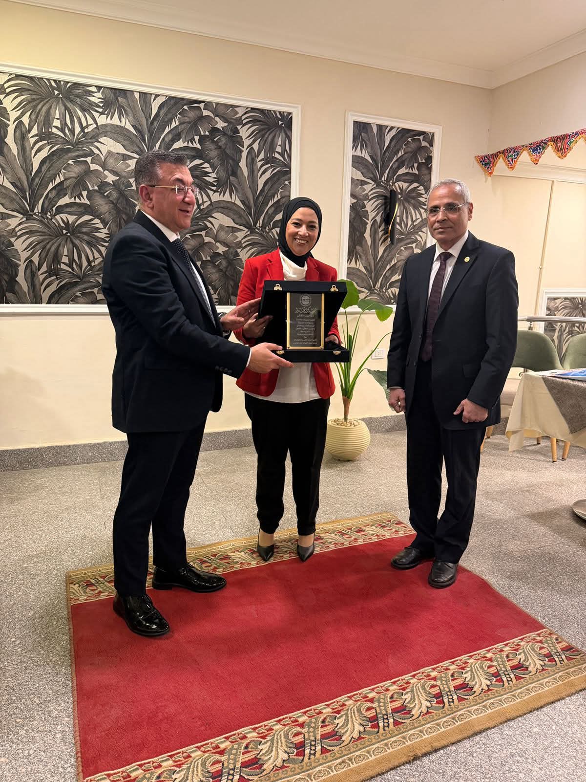 مركز البحوث الطبية والطب التجديدي يُكرم رئيس أكاديمية البحث العلمي لدور الأكاديمية المحوري في دعم "مشروع الجينوم المصري"