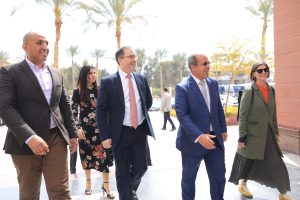 السفير البريطاني يزور الجامعة البريطانية ويشيد بالمستوى الأكاديمي والإنشائي المتميز بها