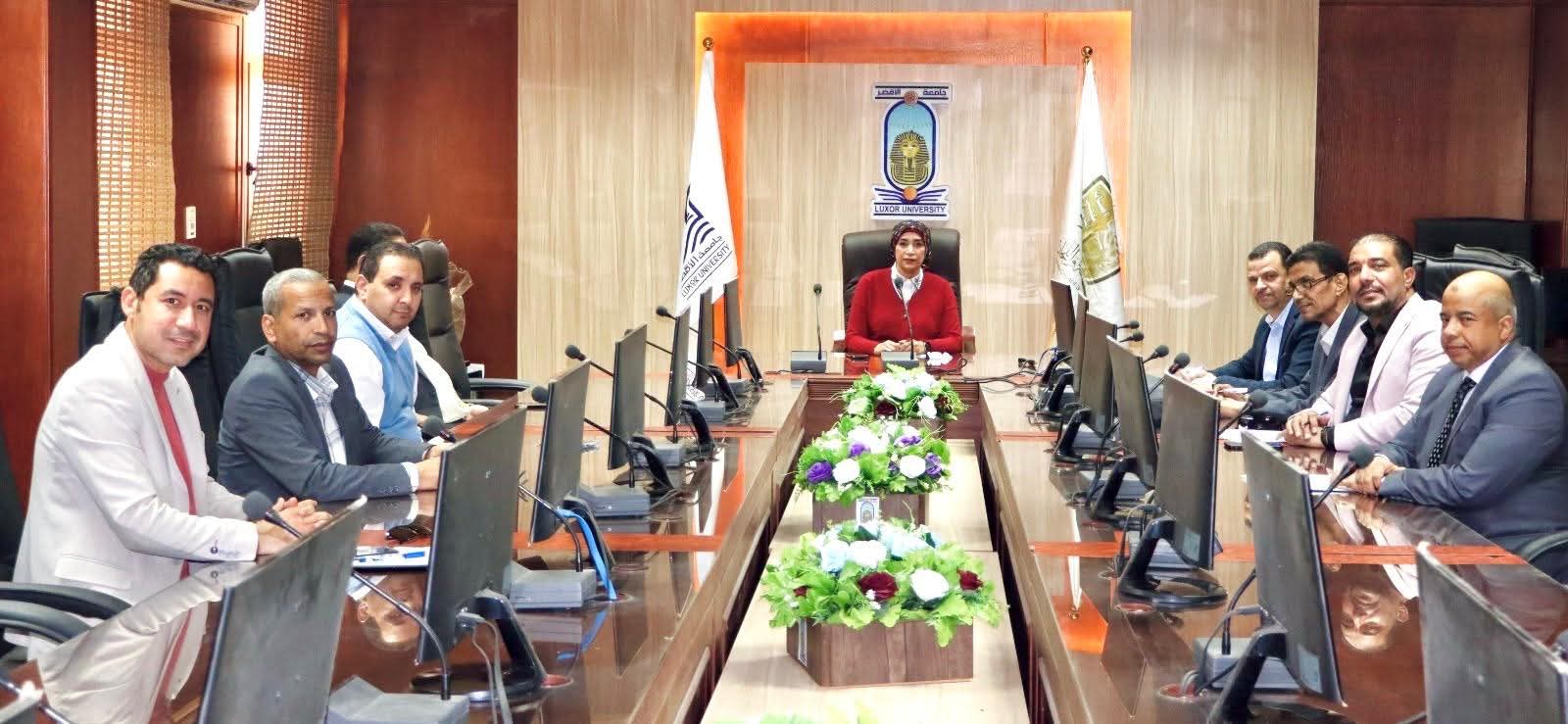 رئيس جامعة الأقصر تبحث مع العمداء آليات تطوير البرامج الدراسية لمواكبة سوق العمل