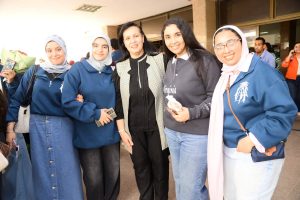 وسط أجواء مليئة بالبهجة.. عميد طب أسيوط يشارك طلاب الدفعة (٦٤) احتفالاتهم بانتهاء أعمال الامتحانات.. (صور)