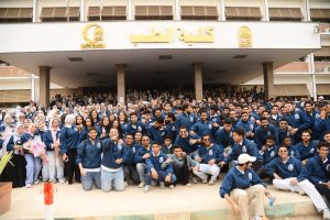 وسط أجواء مليئة بالبهجة.. عميد طب أسيوط يشارك طلاب الدفعة (٦٤) احتفالاتهم بانتهاء أعمال الامتحانات.. (صور)