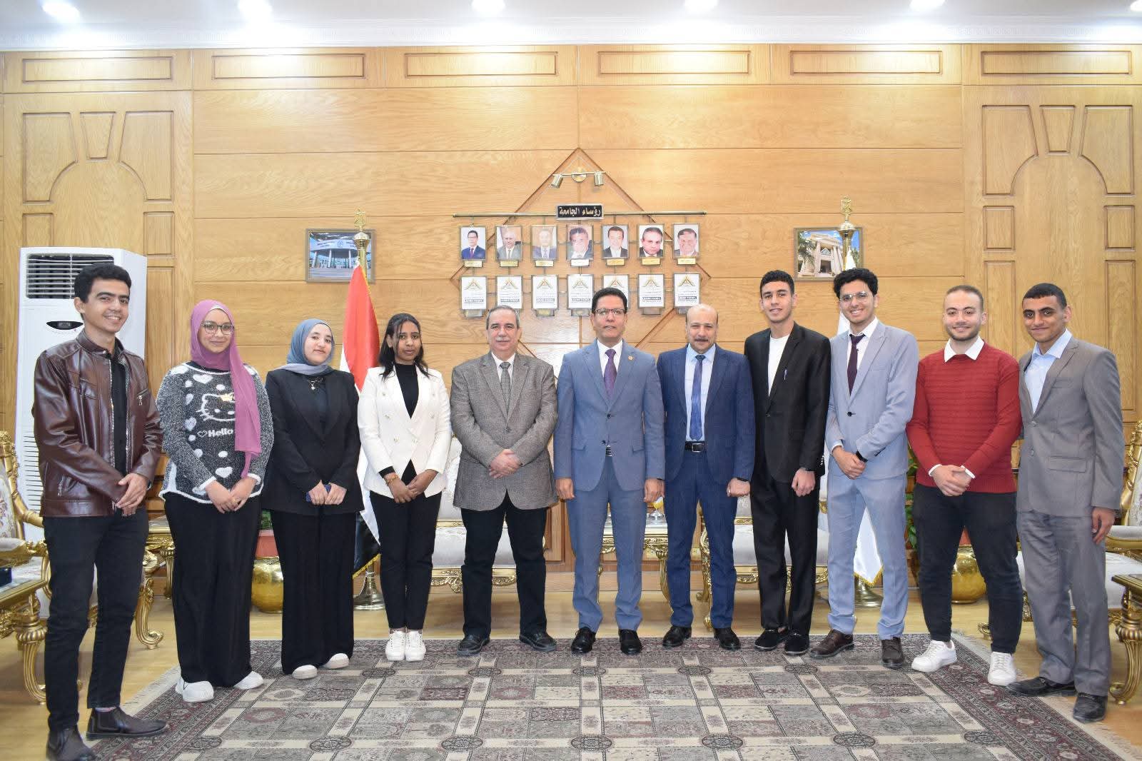 رئيس جامعة بنها يكرم طلاب علوم بنها الفائزين بالمركز الثاني فى مؤتمر ومعرض "مصر للطاقة للمهنيين الشباب"