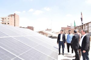 رئيس جامعة بنها يشهد أعمال ربط محطة الطاقة الشمسية الكهروضوئية بالمبني الإداري بشبكة الكهرباء العمومية