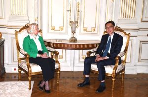 جامعة عين شمس تبحث تعزيز التعاون الأكاديمي مع جامعة بيكين العالمية