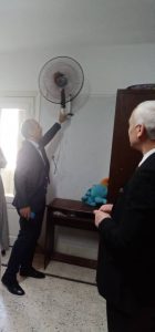 استعدادًا للصيف.. نائب رئيس جامعة أسيوط يتابع تركيب مراوح حجرات مدينة الطالبات