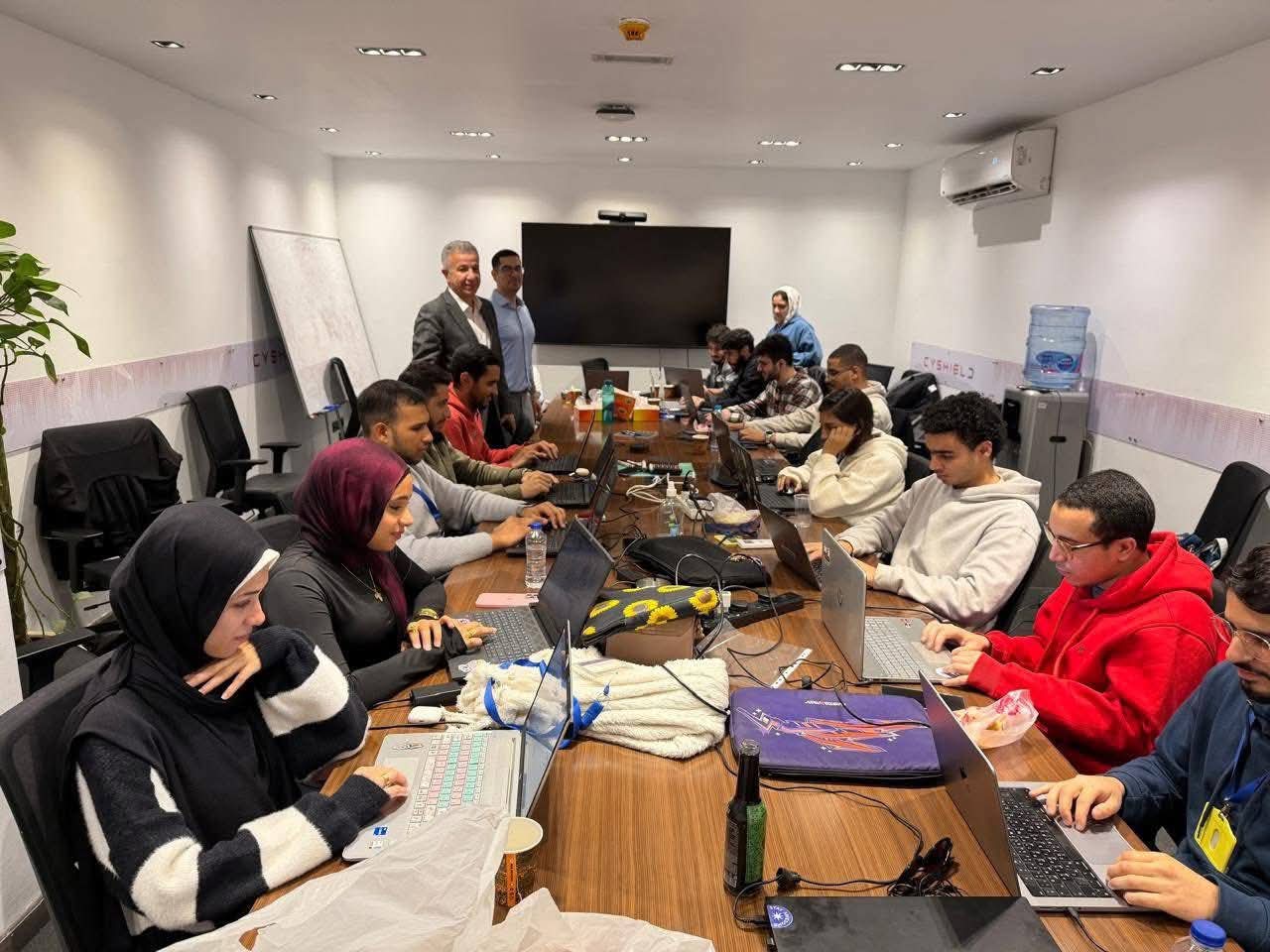 رئيس الأكاديمية العربية يهنئ فرق «حاسبات فرع القاهرة» بصدارة هاكاثون CyberChain الدولي