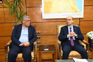 رئيس جامعة أسيوط يستقبل وفد بنك الاستثمار القومي لمتابعة المشروعات الاستثمارية