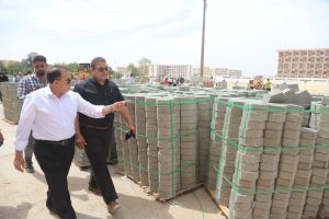 بالصور.. رئيس جامعة قنا يتابع أعمال التطوير بالحرم الجامعي