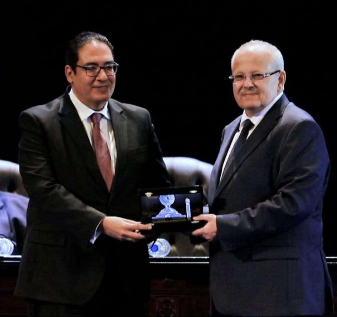 رئيس جامعة القاهرة يهنئ الدكتور محمد الخشت لفوزه بجائزة الشيخ زايد للكتاب في فرع المخطوطات والموسوعات والمعاجم