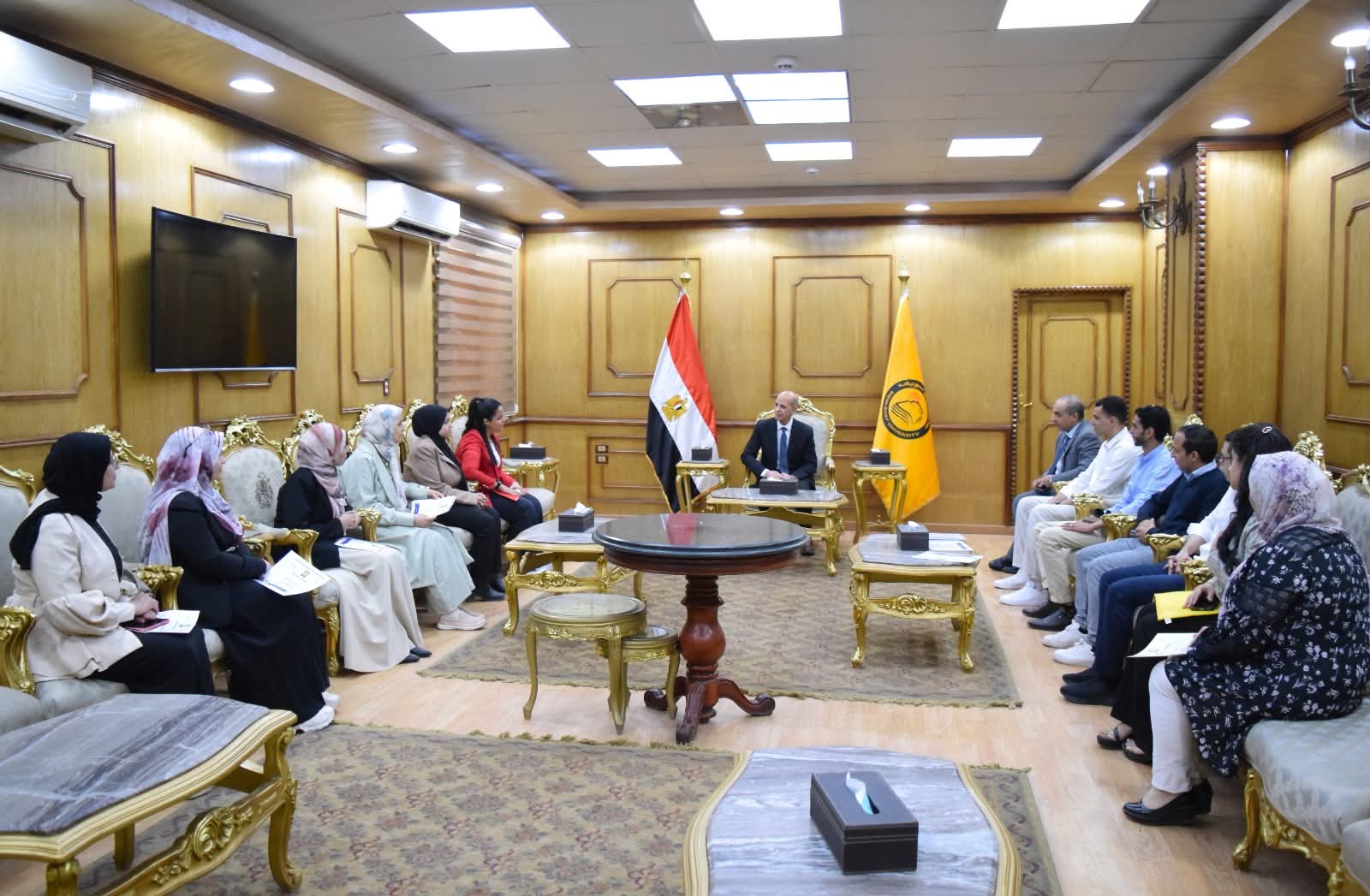 رئيس جامعة بني سويف يلتقي بعدد من شباب الباحثين الذين اجتازوا البرنامج التدريبي بالتعاون مع بنك المعرفة