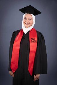 جامعة العلمين الدولية تهنئ الخريجة سوزان عصام النجار لمشاركتها في المحكمة الصورية الدولية لحرية التعبير بجامعة أكسفورد