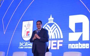 رئيس جامعة القاهرة يُجري حوارًا مفتوحًا مع الطلاب في ختام فعاليات اليوم الثاني لملتقى التوظيف والتدريب