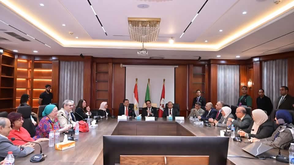 رئيس جامعة القاهرة يلتقى أعضاء القافلة التنموية الشاملة المتجهة إلى حلايب وشلاتين