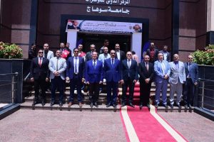 أعلام مصر تزين مسيرة وطنية يتقدمها محافظ سوهاج ورئيس الجامعة احتفالًا بتحرير سيناء