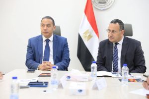 وزير التعليم العالي يبحث مع رئيس الرقابة المالية آليات نشر الثقافة المالية لطلاب الجامعات وفرص الاستفادة من الأنشطة غير المصرفية