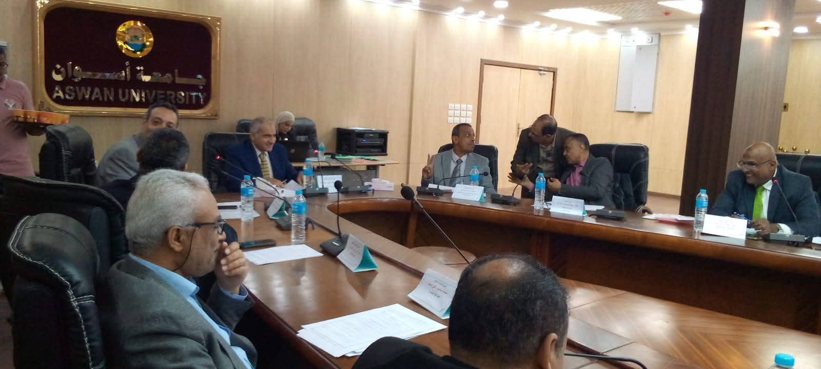 جامعة أسوان تناقش استعدادات امتحانات نهاية العام وتطوير المنظومة الصحية والتعليمية