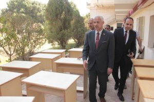 في إطار ترشيد الإنفاق.. جامعة أسيوط تُصنّع 234 مكتبًا جديدًا لطلاب المدينة الجامعية داخل الورش