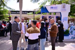 جامعة القاهرة تنظم قافلة متخصصة في طب وجراحة العيون لتوقيع الكشف الطبي والعلاج مجانا لجميع منتسبيها