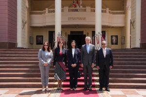 أمير رومانيا يختتم زيارته لمصر بندوة بالجامعة البريطانية ويشهد معرض فني عن التاج الملكي