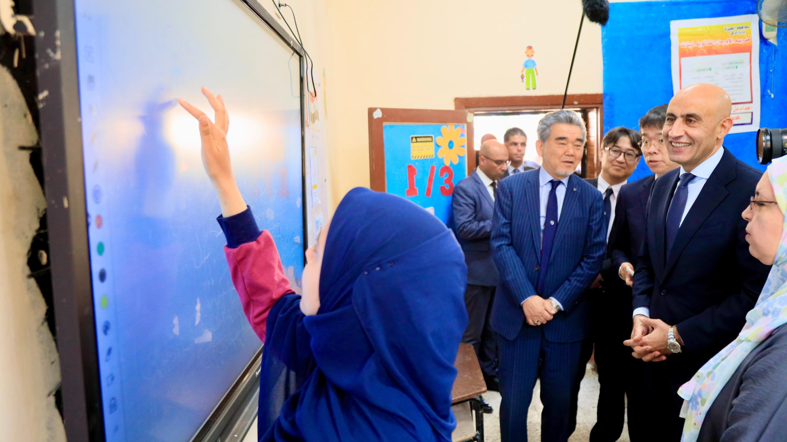 وزير التعليم يصطحب رئيسي جامعة هيروشيما و"سبريكس" في زيارة لمدرسة الأورمان الثانوية لمتابعة التطبيق العملي لدراسة مادة البرمجة والذكاء الاصطناعي