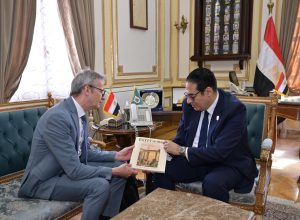 رئيس جامعة القاهرة يستقبل رئيس جامعة ليدن الهولندية لبحث تعزيز التعاون المشترك