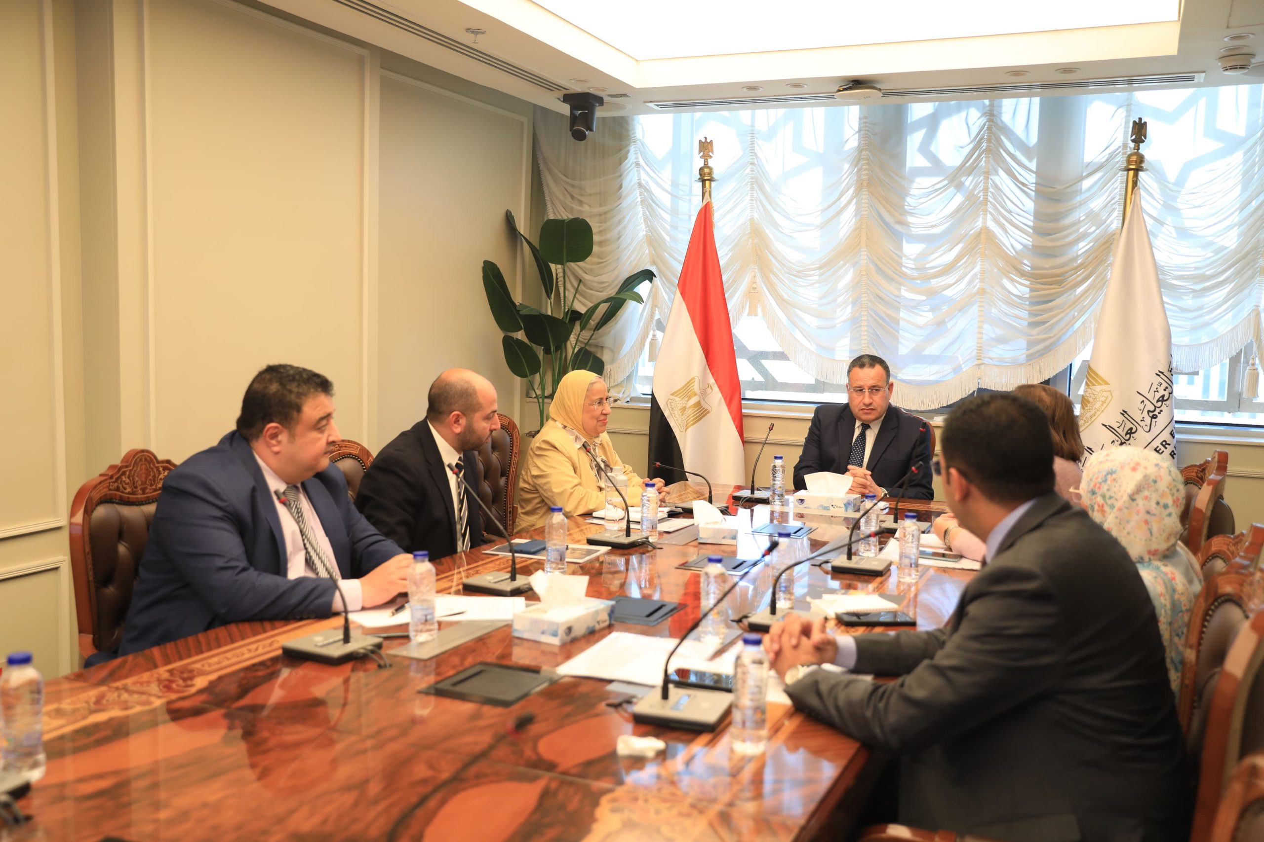 وزير التعليم العالي يعقد اجتماعًا مع اللجنة الفنية للتصنيفات الدولية