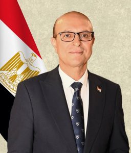 رئيس جامعة أسيوط يهنئ كيرلس مجدي خريج الهندسة بتأهله لنهائيات مسابقة هواوي العالمية