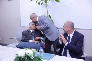 «قبلة على جبين العلم».. رئيس «الأكاديمية العربية» يستقبل طارق محمود بمظاهرة حب في «العلمين»