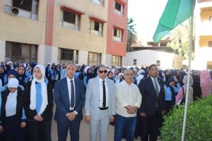 خلال جولته بـ "أبو النمرس".. مدير تعليم الجيزة يكرم "عامل خدمات" حول حديقة مدرسة للوحة فنية