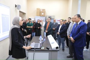 رئيس جامعة المنصورة الجديدة يفتتح معمل «الأومكس» بكلية العلوم