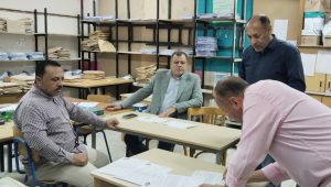 مدير تعليم دمياط يتفقد فجراً توزيع مظاريف امتحانات النقل