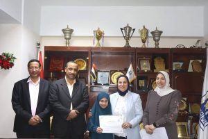 أشادت بتفوقها العلمي والديني.. «مدير تعليم القاهرة» تحتفي ببطلة القرآن الكريم الحاصلة على المركز الأول وزاريًا