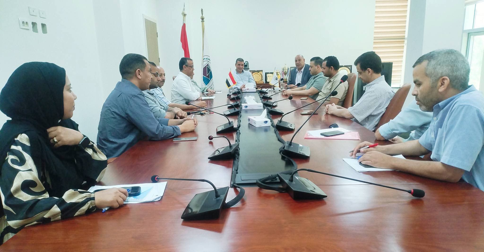 رئيس جامعة أسيوط الجديدة التكنولوجية يعقد اجتماعاً للوقوف على آخر ما توصلت إليه أعمال إعداد الخطة الاستراتيجية