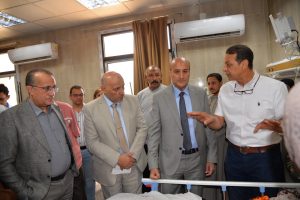 عميد طب أسيوط يستقبل المحافظ خلال زيارته لمصابي حادث أبنوب للاطمئنان على حالتهم وتهنئتهم بعيد الأضحى