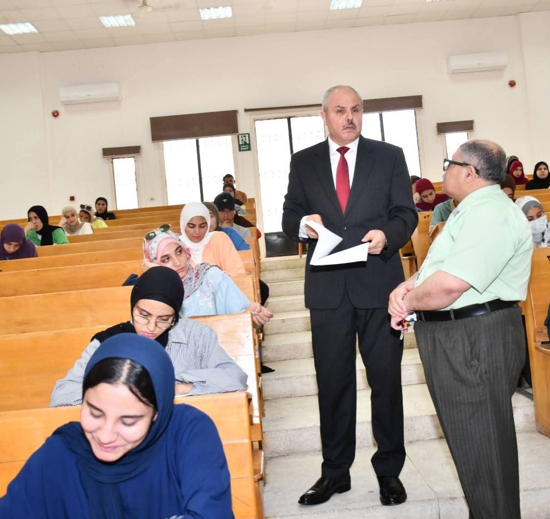 رئيس جامعة قناة السويس يتابع استئناف الامتحانات النظرية بكلية التربية.. ويؤكد انتظام اللجان بمختلف الكليات