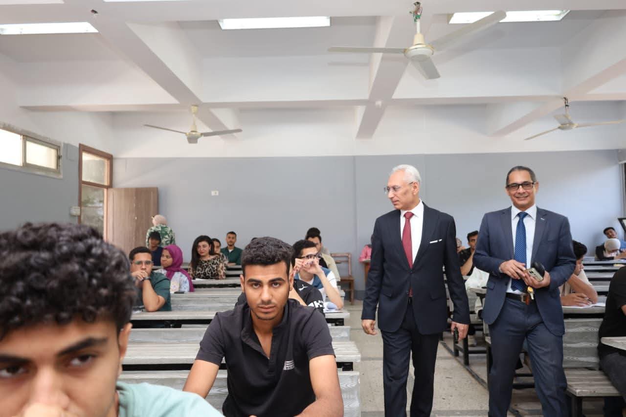 رئيس جامعة المنيا يشيد بانضباط الطلاب داخل اللجان