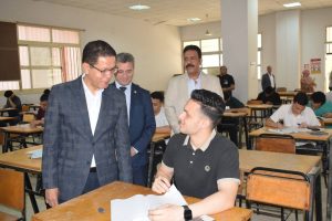 فى جولة موسعة.. رئيس جامعة بنها يتفقد الامتحانات بكليات العلاج الطبيعى والعلوم والهندسة ببنها