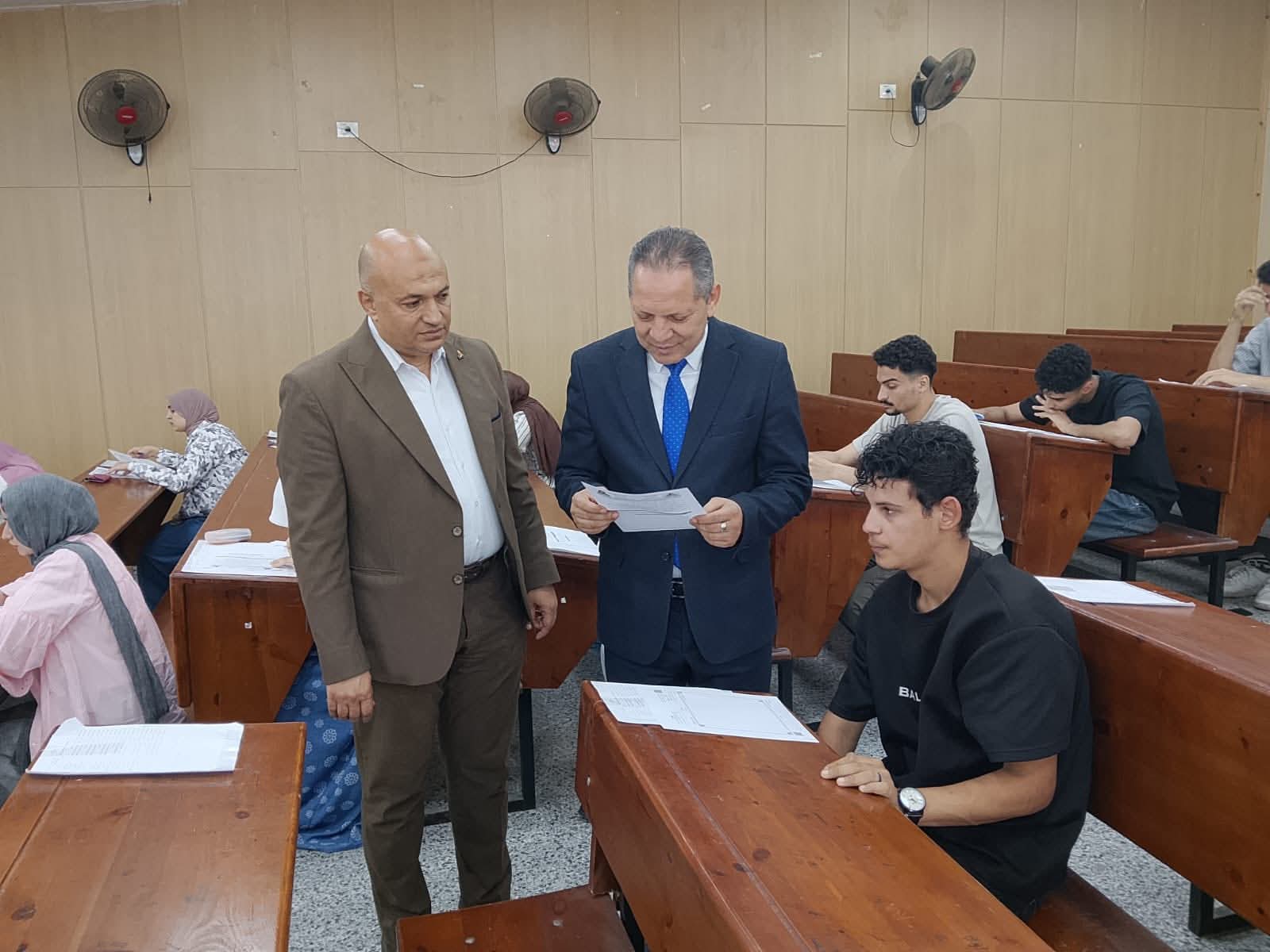 رئيس جامعة دمياط يتفقد لجان الامتحانات بالكليات بعد استئنافها عقب إجازة عيد الأضحى