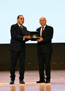 رئيس الوزراء يكرم جامعة الريادة ضمن الأكاديميات الرقمية الرائدة