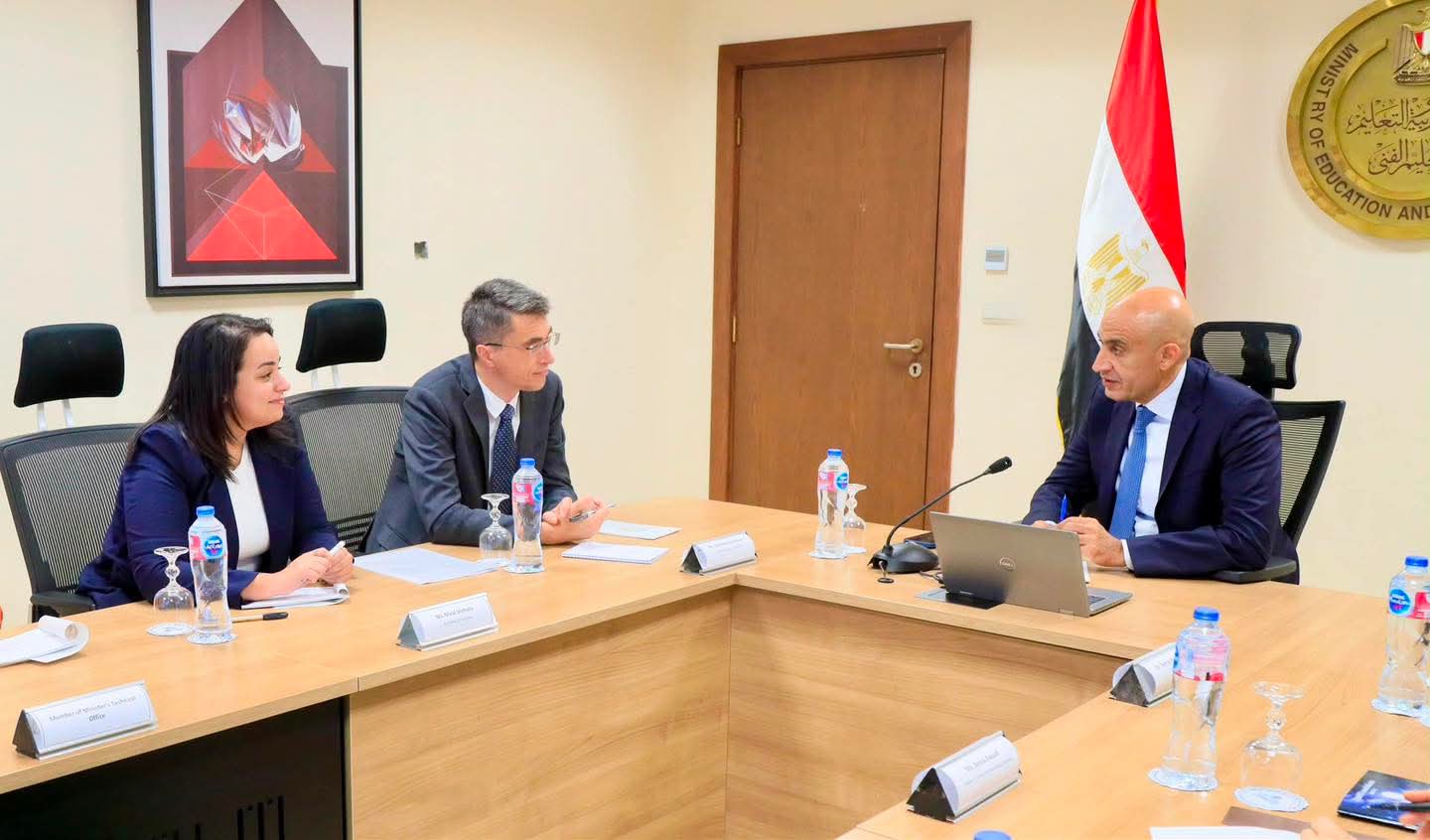 وزير التربية والتعليم يبحث مع وفد البنك الدولي سبل تعزيز التعاون المشترك