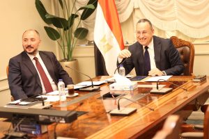 وزير التعليم العالي يعقد اجتماعًا لتكثيف إطلاق القوافل المتكاملة داخل وخارج مصر