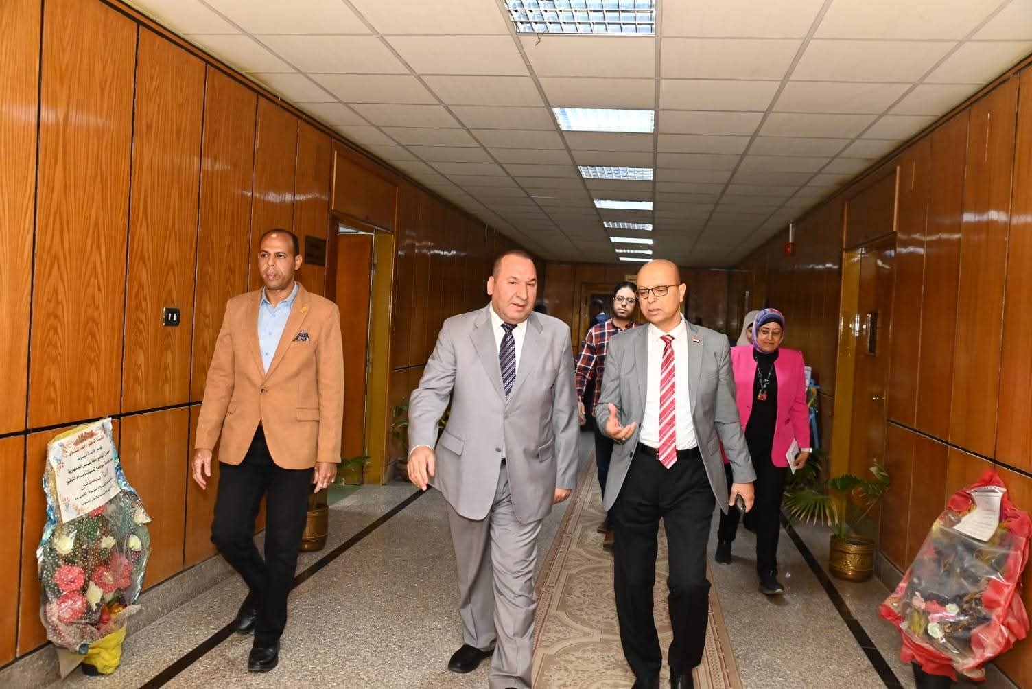 رئيس جامعة أسيوط يستقبل رئيس الجامعة الأهلية لبحث سبل التعاون المشترك