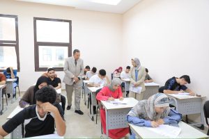 رئيس جامعة المنصورة الجديدة يتفقد اختبارات الفصل الدراسي الثاني وأعمال الكنترولات