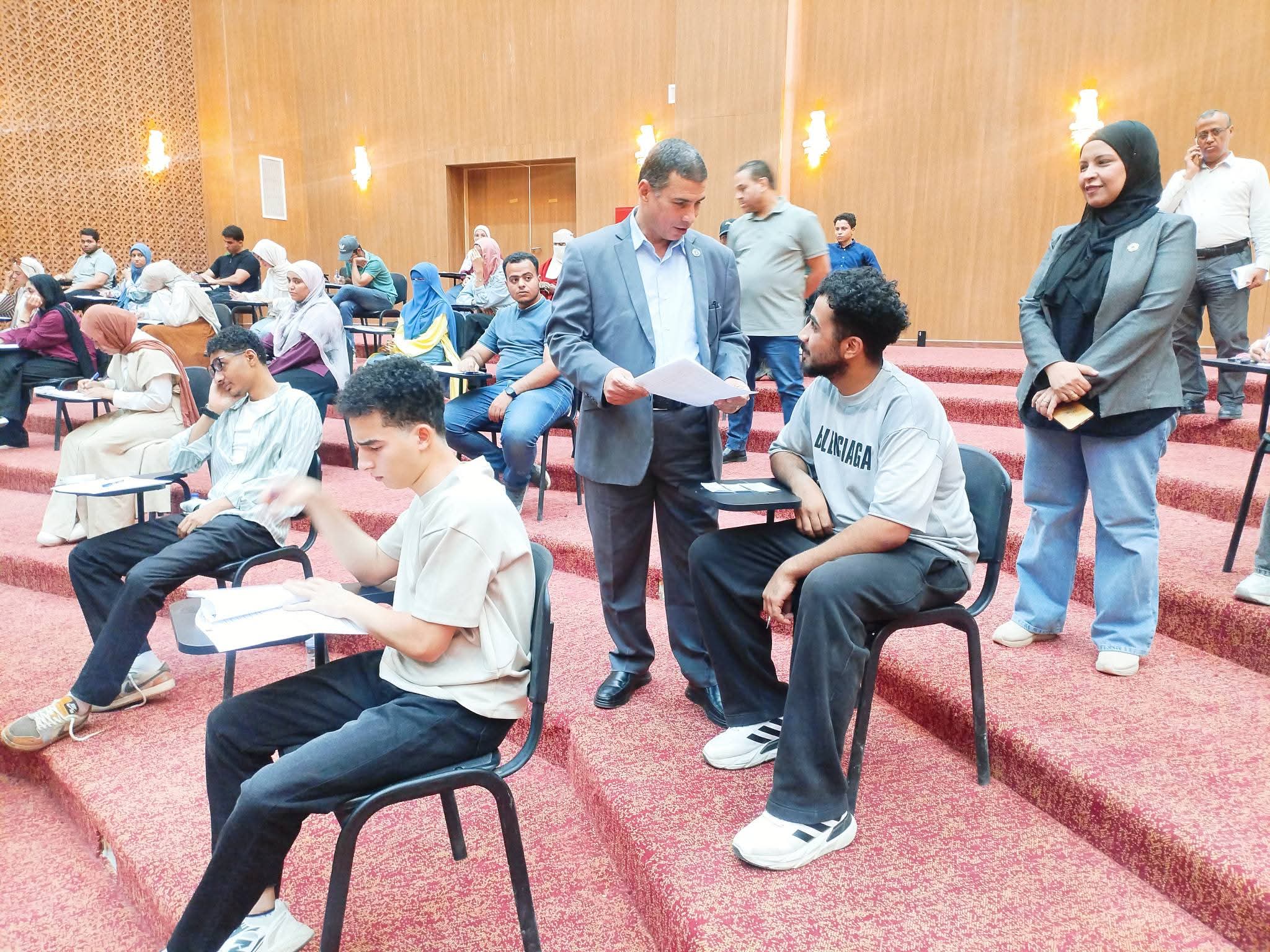 رئيس جامعة أسيوط الجديدة التكنولوجية يواصل جولاته الميدانية لمتابعة امتحانات نهاية الفصل الدراسي الثاني