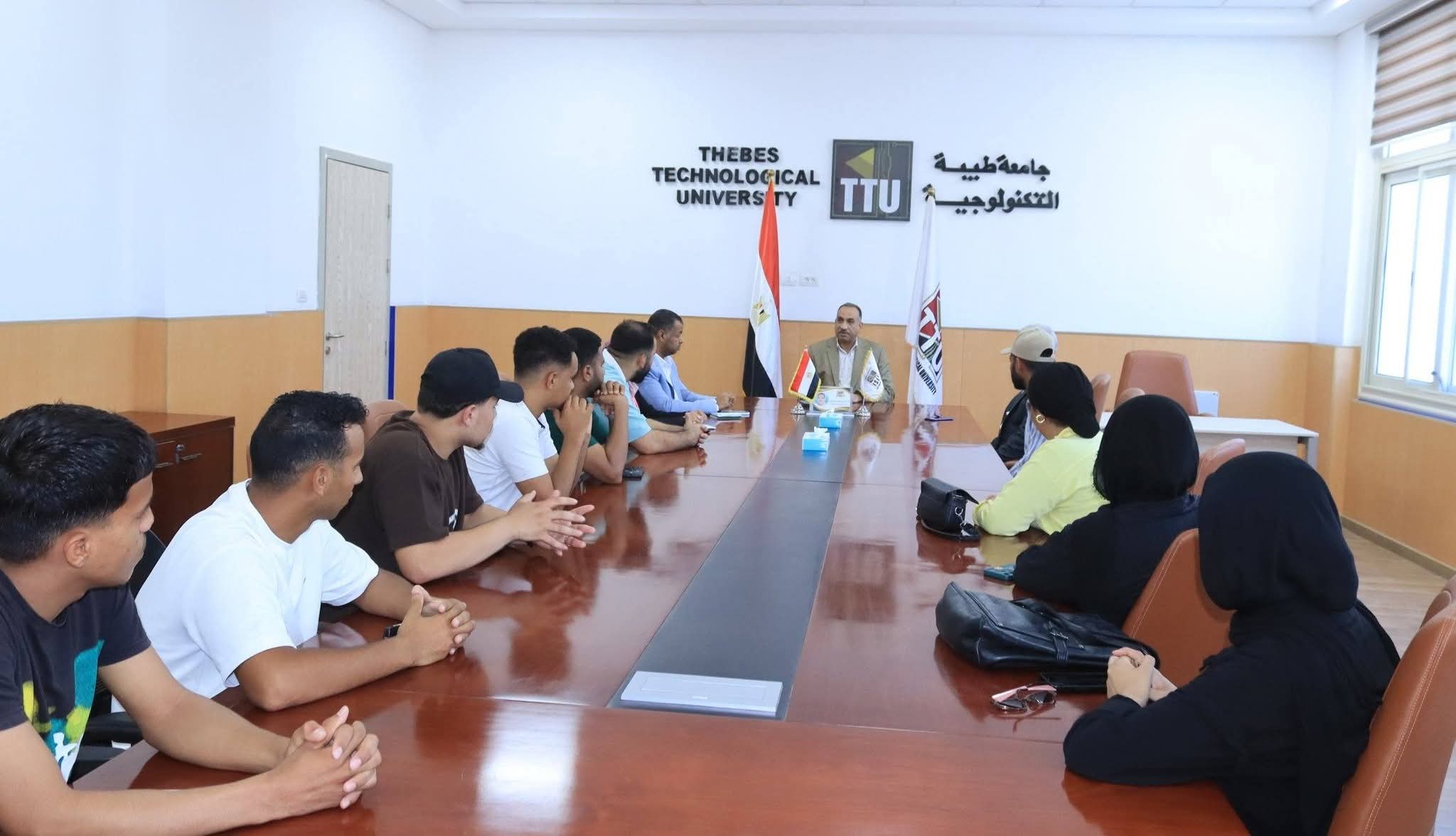 رئيس جامعة طيبة التكنولوجية يبحث مع اتحاد الطلاب الاستعدادات النهائية للاحتفاء بأول دفعة من الخريجين