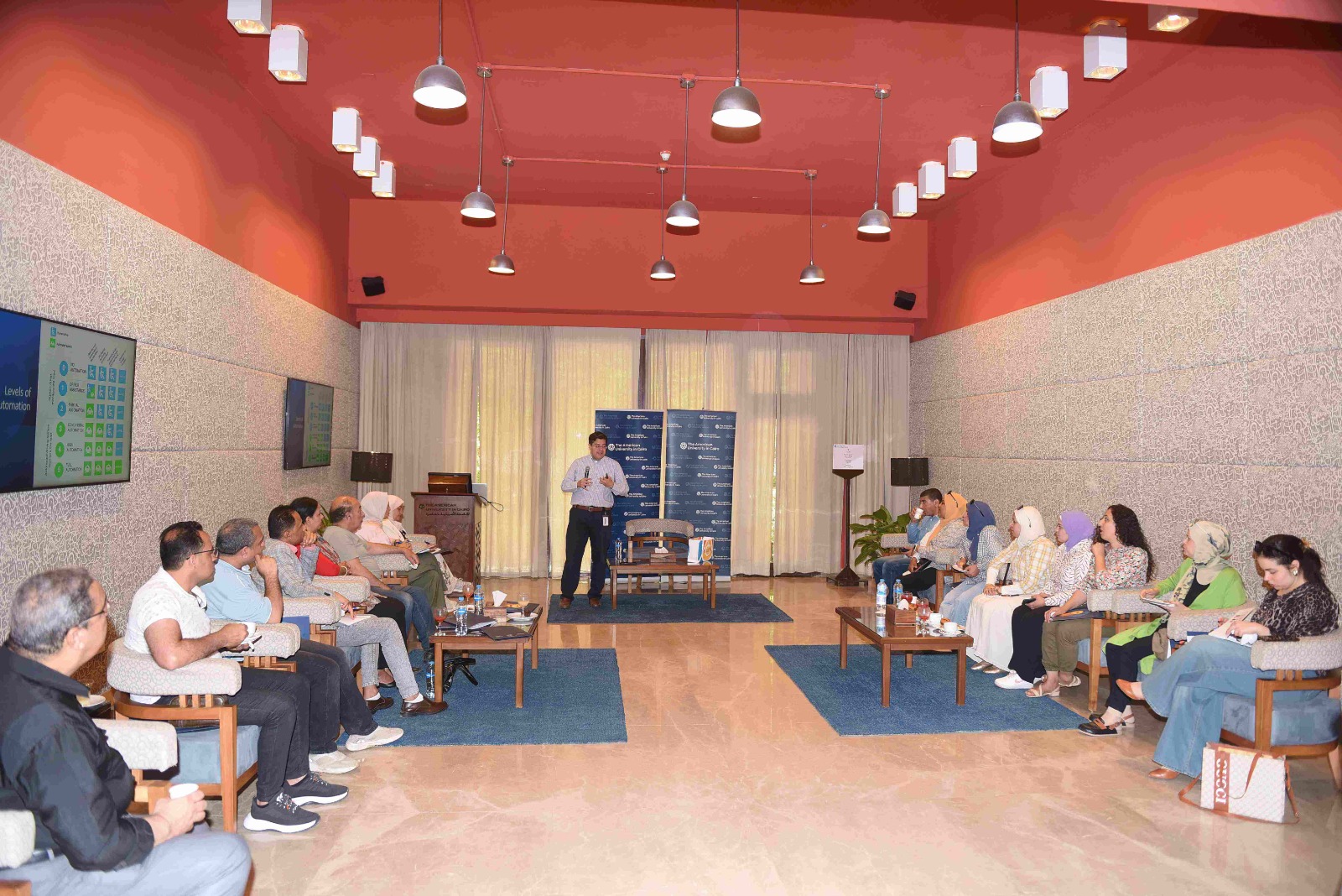 ضمن سلسلة لقاء مع خبير.. أستاذ الجامعة الأمريكية بالقاهرة عمرو الموجي يستكشف الأبعاد الأخلاقية للسيارات ذاتية القيادة